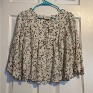 Loose fit blouse.